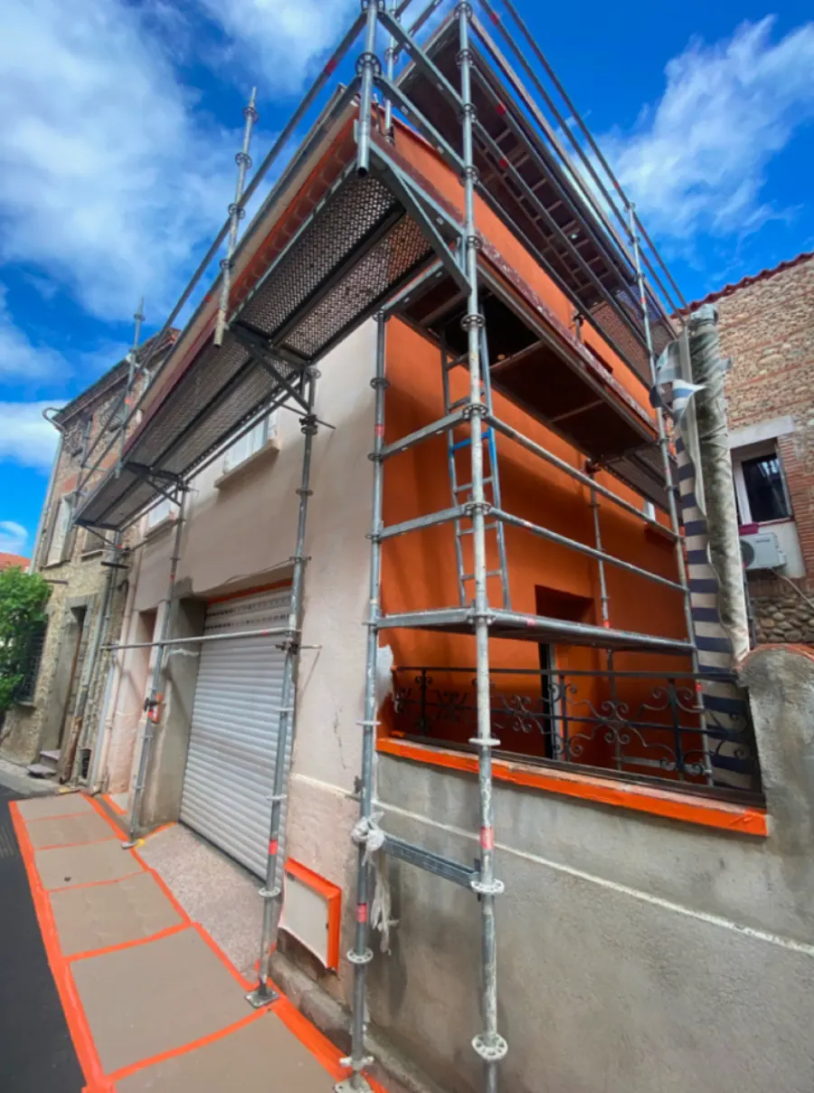 Chantier en cours : échafaudage et mise en peinture de la façade au Soler